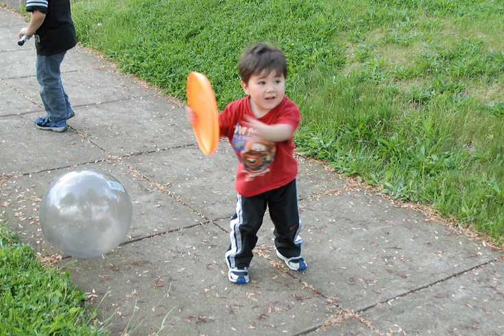 frisbee throwing