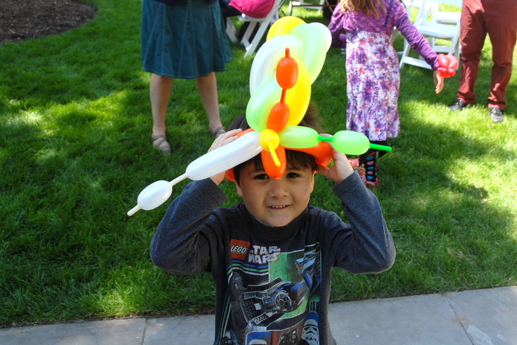 super-awesome balloon hat