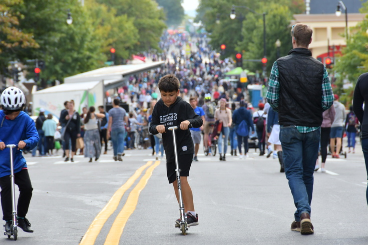 crowds for Open Streets DC